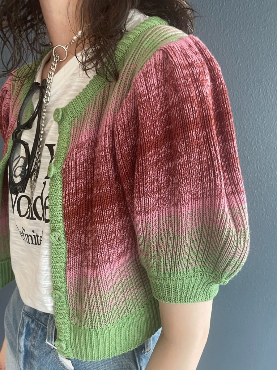 ブラック系のブーツ、ブルー系のデニムパンツ、ホワイト系のTシャツ/カットソーを着用したレディースの春コーディネートの8枚目の写真