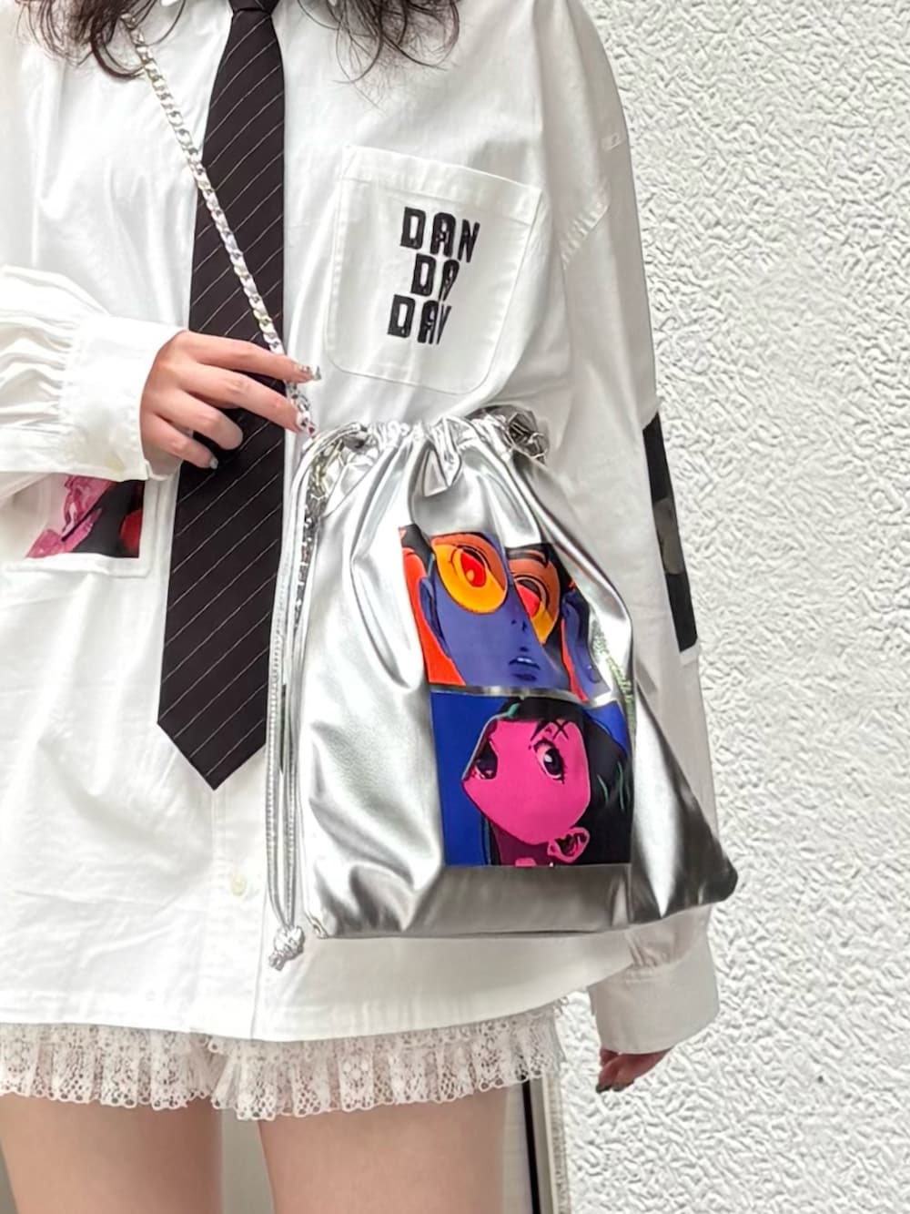 ホワイト系のシャツ/ブラウス、グレー系のネクタイ、シルバー系のトートバッグを着用したレディースの夏コーディネートの6枚目の写真