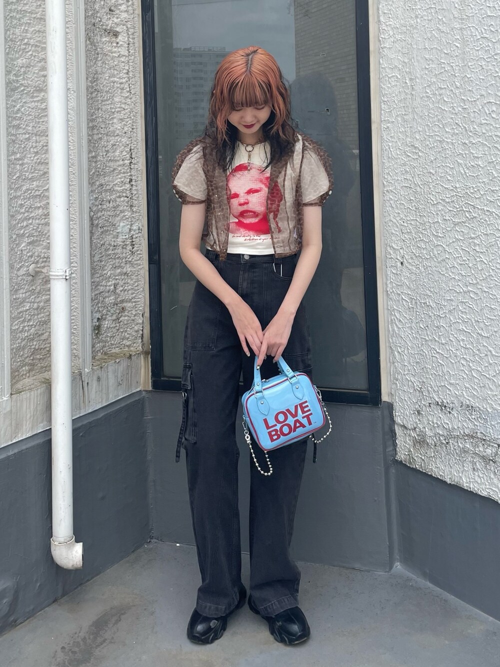 ホワイト系のTシャツ/カットソー、ブラウン系のシャツ/ブラウス、ブラック系のカーゴパンツを着用したレディースの春コーディネートの2枚目の写真