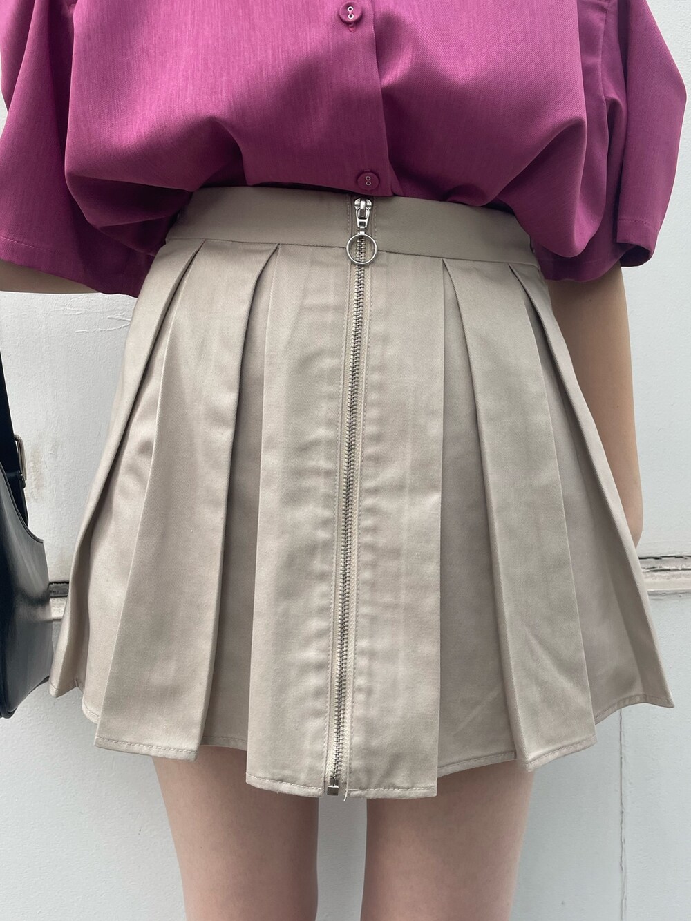 ピンク系のシャツ/ブラウス、ホワイト系のその他パンツ、ブラック系のハンドバッグを着用したレディースの春コーディネートの6枚目の写真