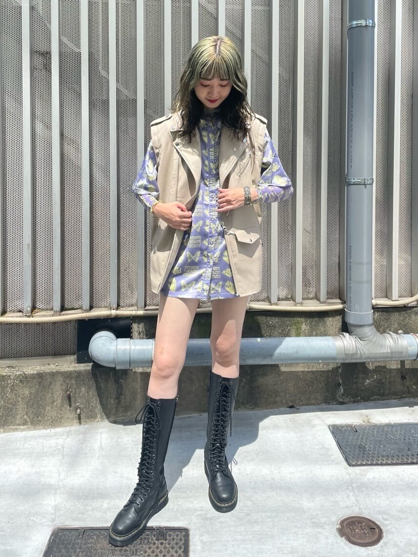 ブラック系のブーツ、パープル系のシャツ/ブラウス、パープル系のその他トップスを着用したレディースの夏コーディネートの2枚目の写真