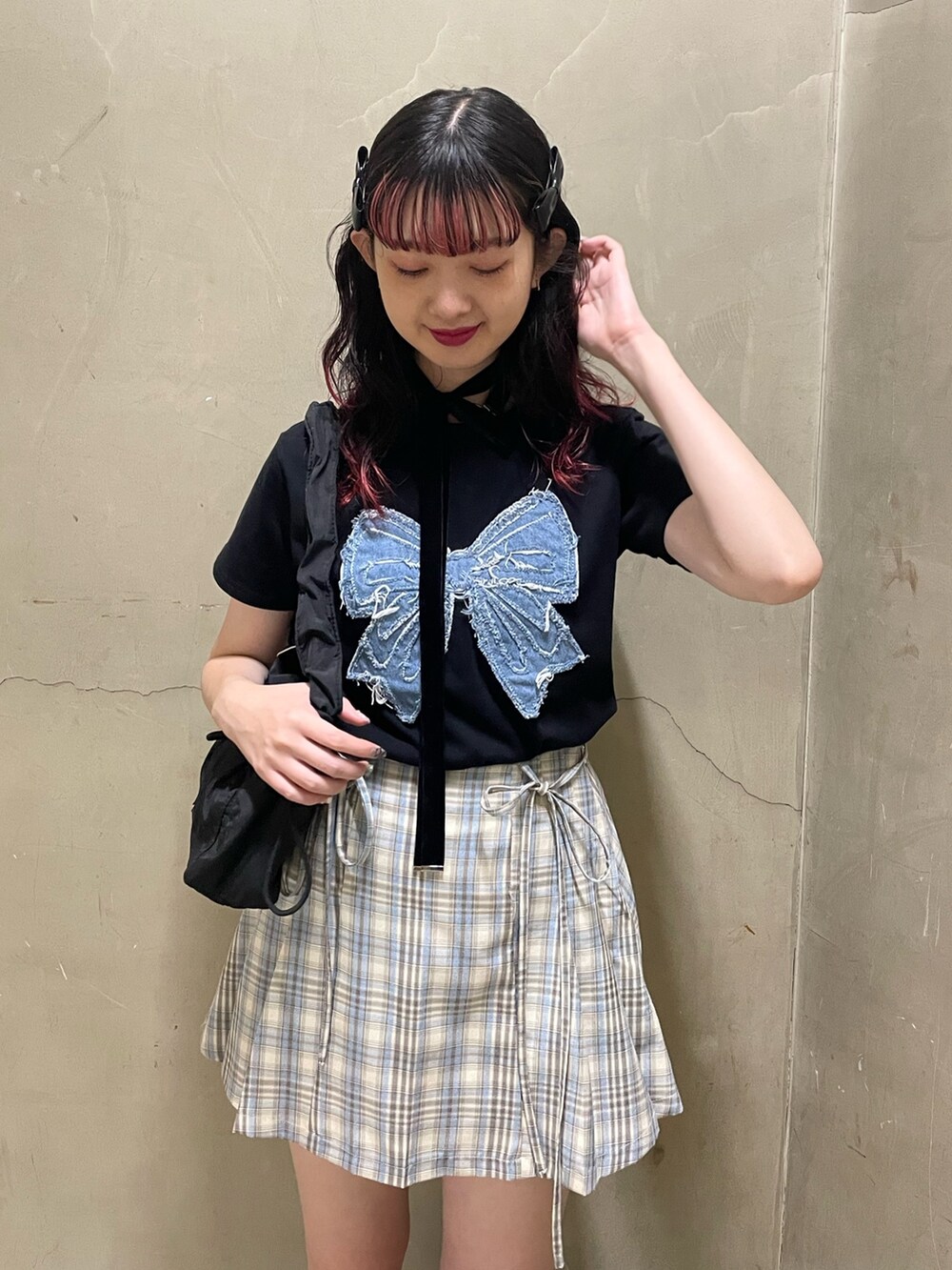 その他のスカート、ブラック系のTシャツ/カットソー、ブラック系のショルダーバッグを着用したレディースの夏コーディネートの4枚目の写真