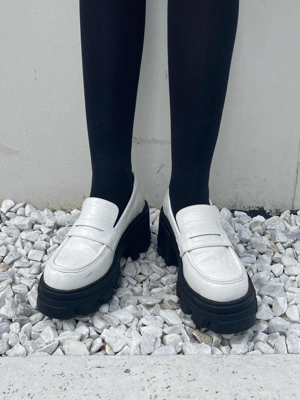 ピンク系のシャツ/ブラウス、ホワイト系のその他パンツ、ブラック系のハンドバッグを着用したレディースの春コーディネートの8枚目の写真