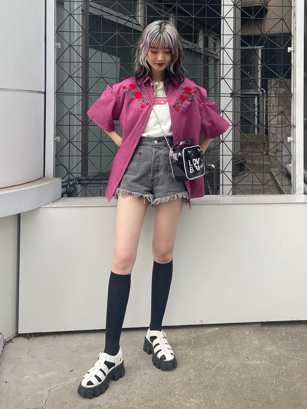 ピンク系のシャツ/ブラウス、ホワイト系のTシャツ/カットソー、ブラック系のデニムパンツを着用したレディースの春コーディネートの2枚目の写真