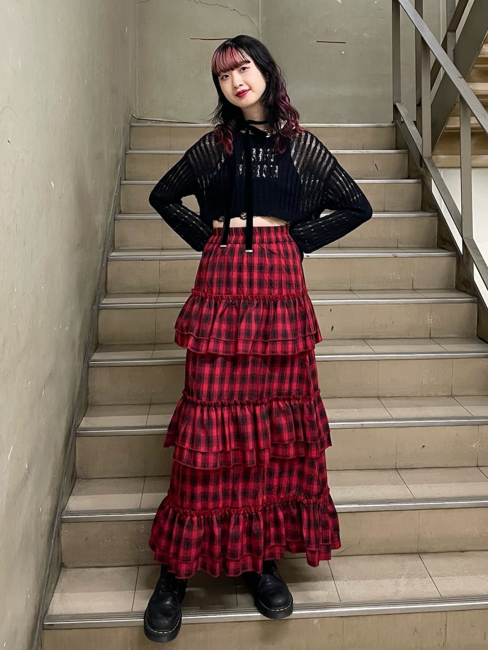 ブラック系のニット/セーター、ブラック系のタンクトップ、レッド系のスカートを着用したレディースの春コーディネートの2枚目の写真