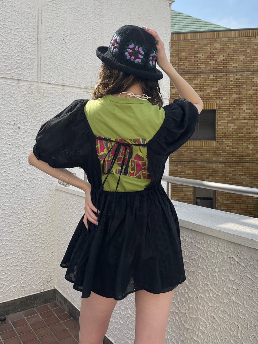 ブラック系のその他パンツ、ブラック系のブーツ、ブラック系のシャツ/ブラウスを着用したレディースの春コーディネートの5枚目の写真