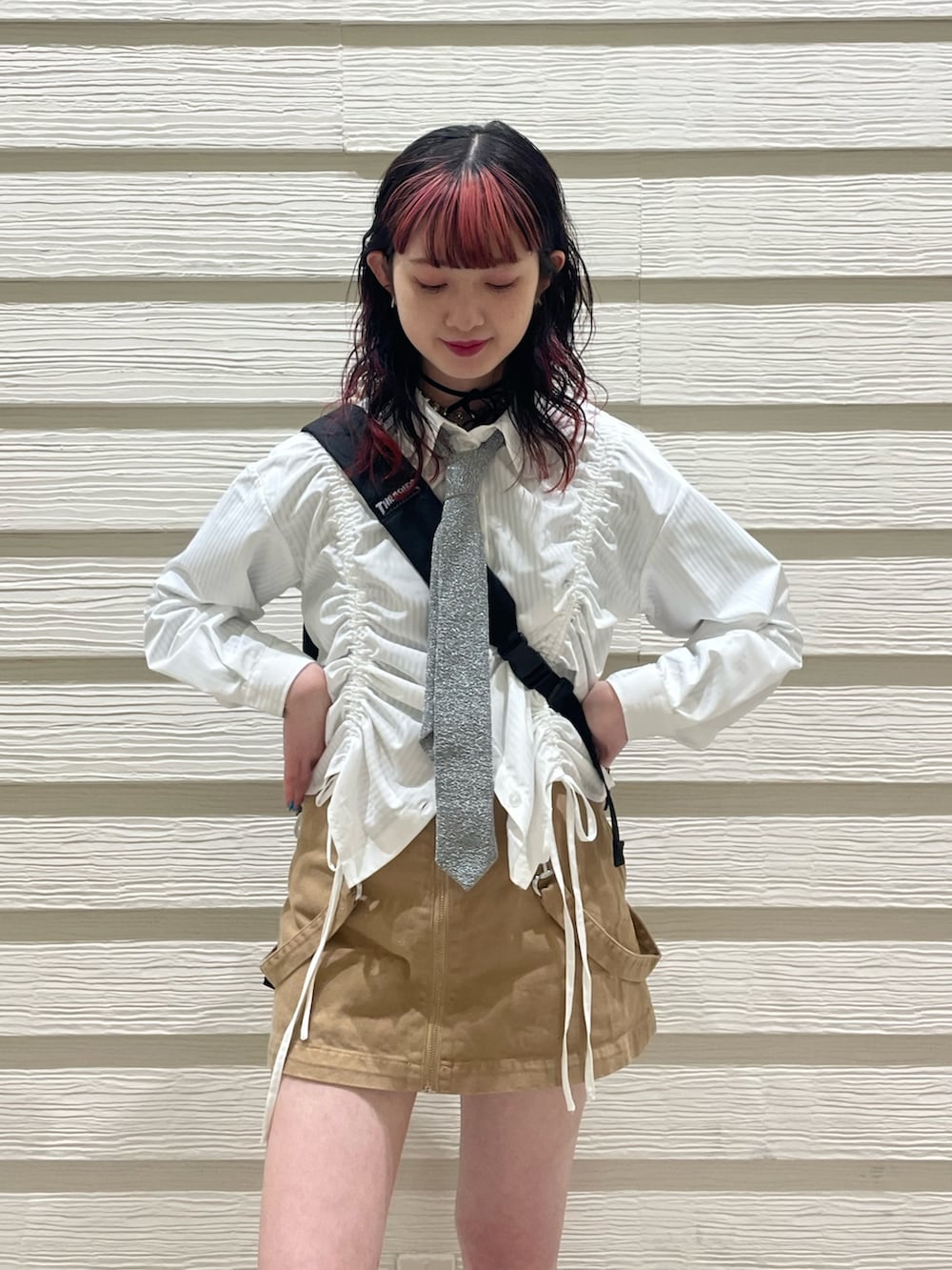 ブラック系のバックパック/リュック、シルバー系のネクタイ、ホワイト系のシャツ/ブラウスを着用したレディースの春コーディネートの4枚目の写真