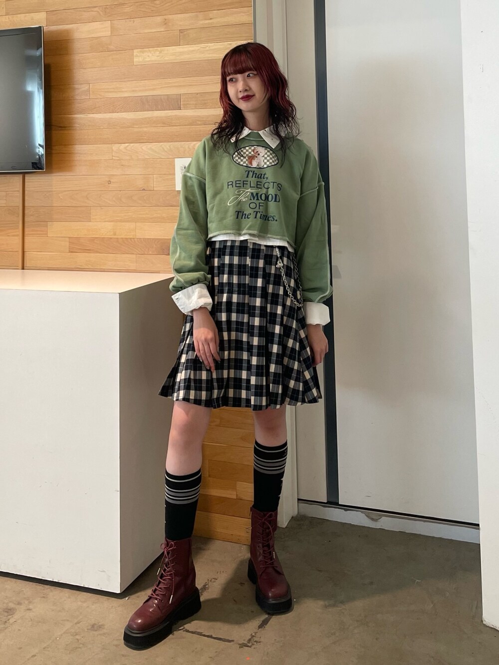 ホワイト系のシャツ/ブラウス、グリーン系のスウェット、その他のスカートを着用したレディースの冬コーディネートの2枚目の写真