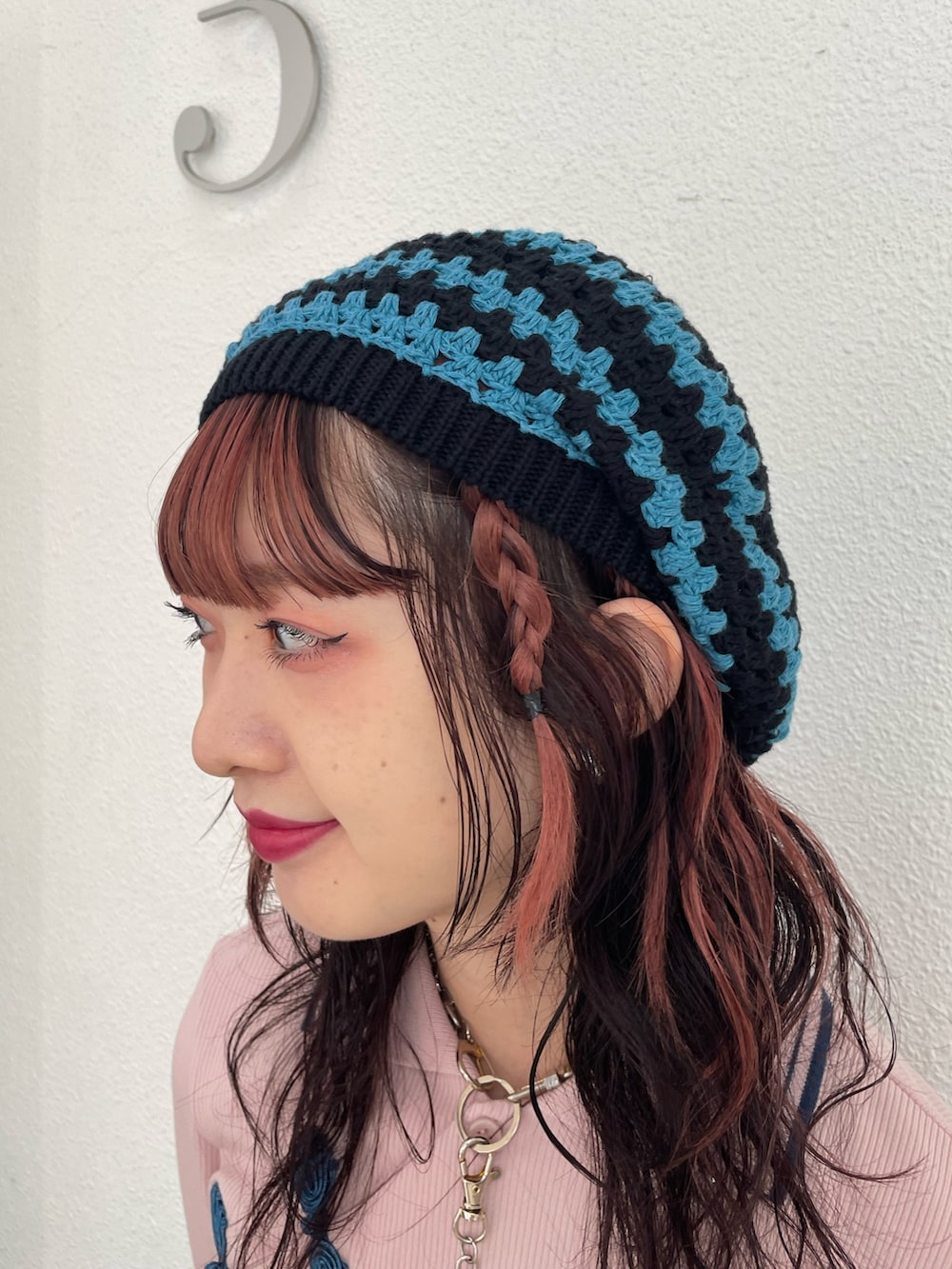 グレー系のスカート、ピンク系のポロシャツ、ブラック系のその他シューズを着用したレディースの春コーディネートの8枚目の写真