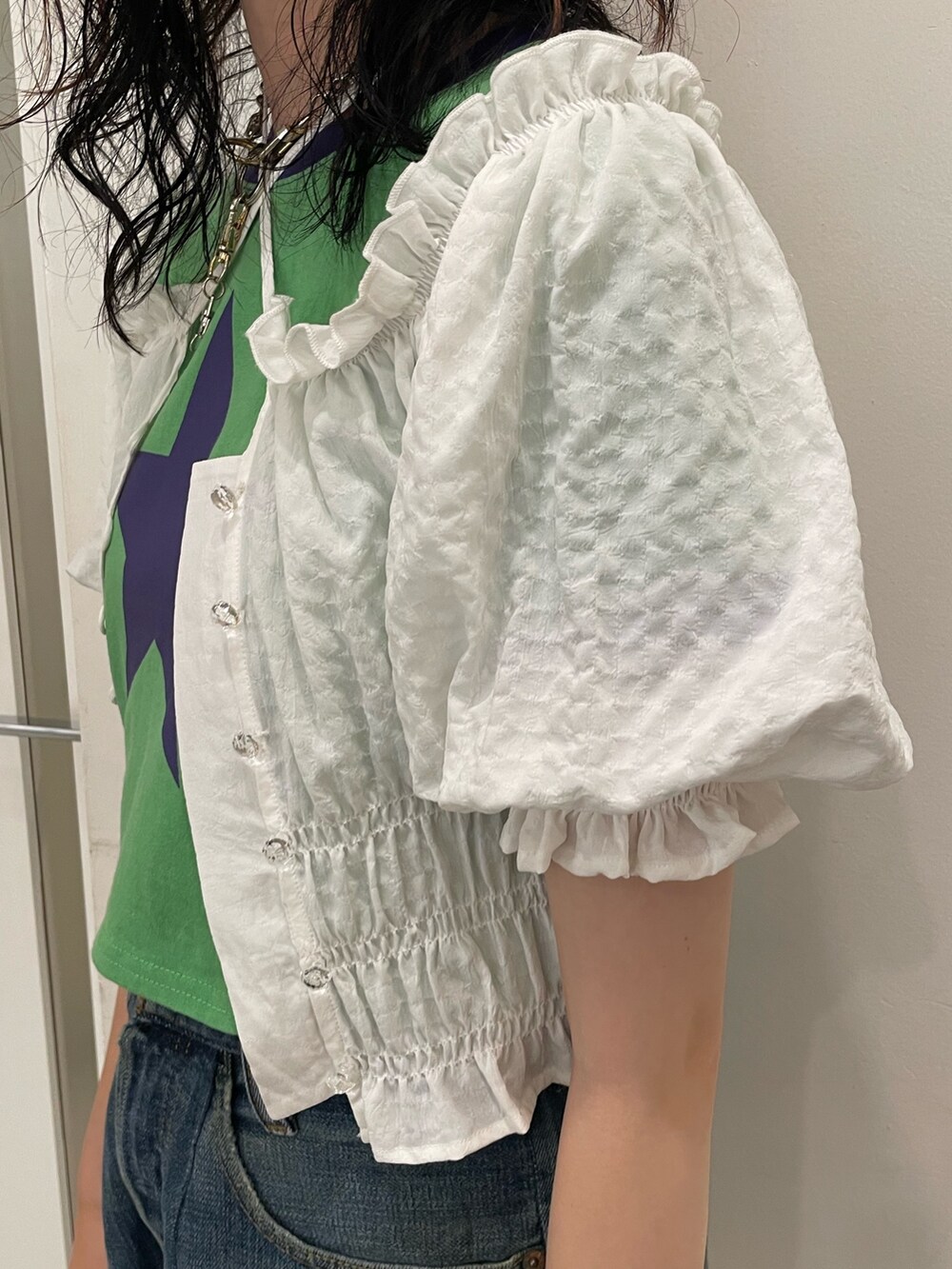 ホワイト系のシャツ/ブラウス、グリーン系のTシャツ/カットソー、ブラック系のブーツを着用したレディースの夏コーディネートの6枚目の写真