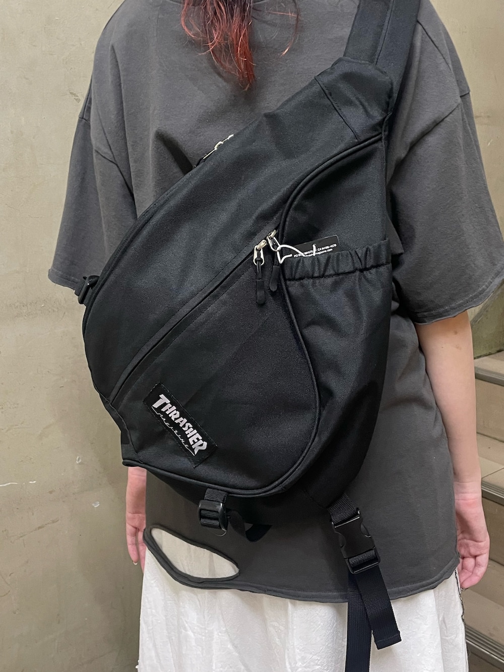 ブラック系のTシャツ/カットソー、ホワイト系のスカート、ブラック系のバックパック/リュックを着用したレディースの夏コーディネートの7枚目の写真