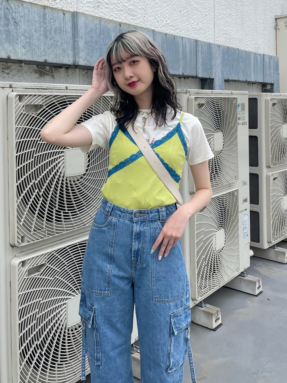 ホワイト系のTシャツ/カットソー、ブルー系のカーゴパンツ、グリーン系のTシャツ/カットソーを着用したレディースの春コーディネートの4枚目の写真