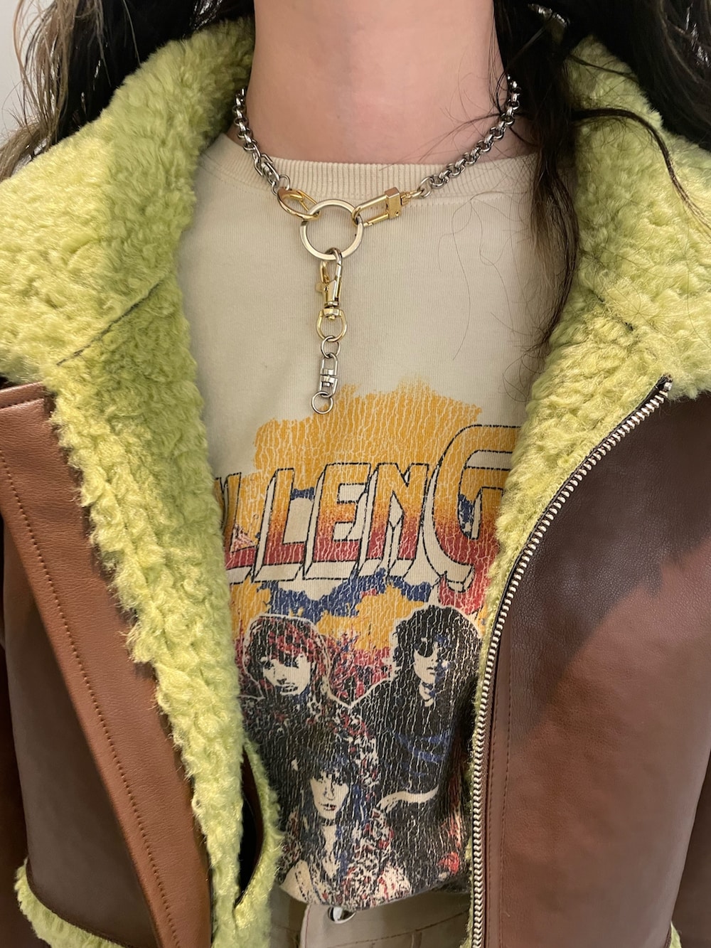 ブラウン系のその他アウター、ホワイト系のスカート、ブラック系のブーツを着用したレディースの冬コーディネートの4枚目の写真