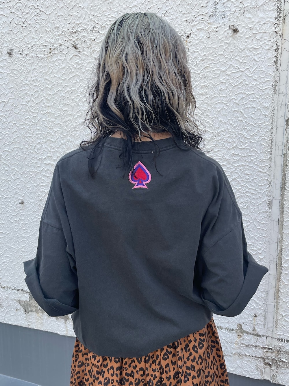 ブラック系のTシャツ/カットソー、ブラウン系のワンピース、グリーン系のネクタイを着用したレディースの春コーディネートの7枚目の写真