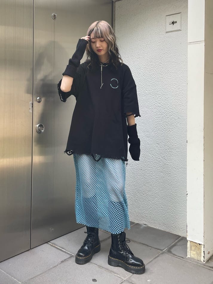 ブラック系のその他シューズ、ブラック系のバックパック/リュック、ブラック系のTシャツ/カットソーを着用したレディースの夏コーディネートの2枚目の写真