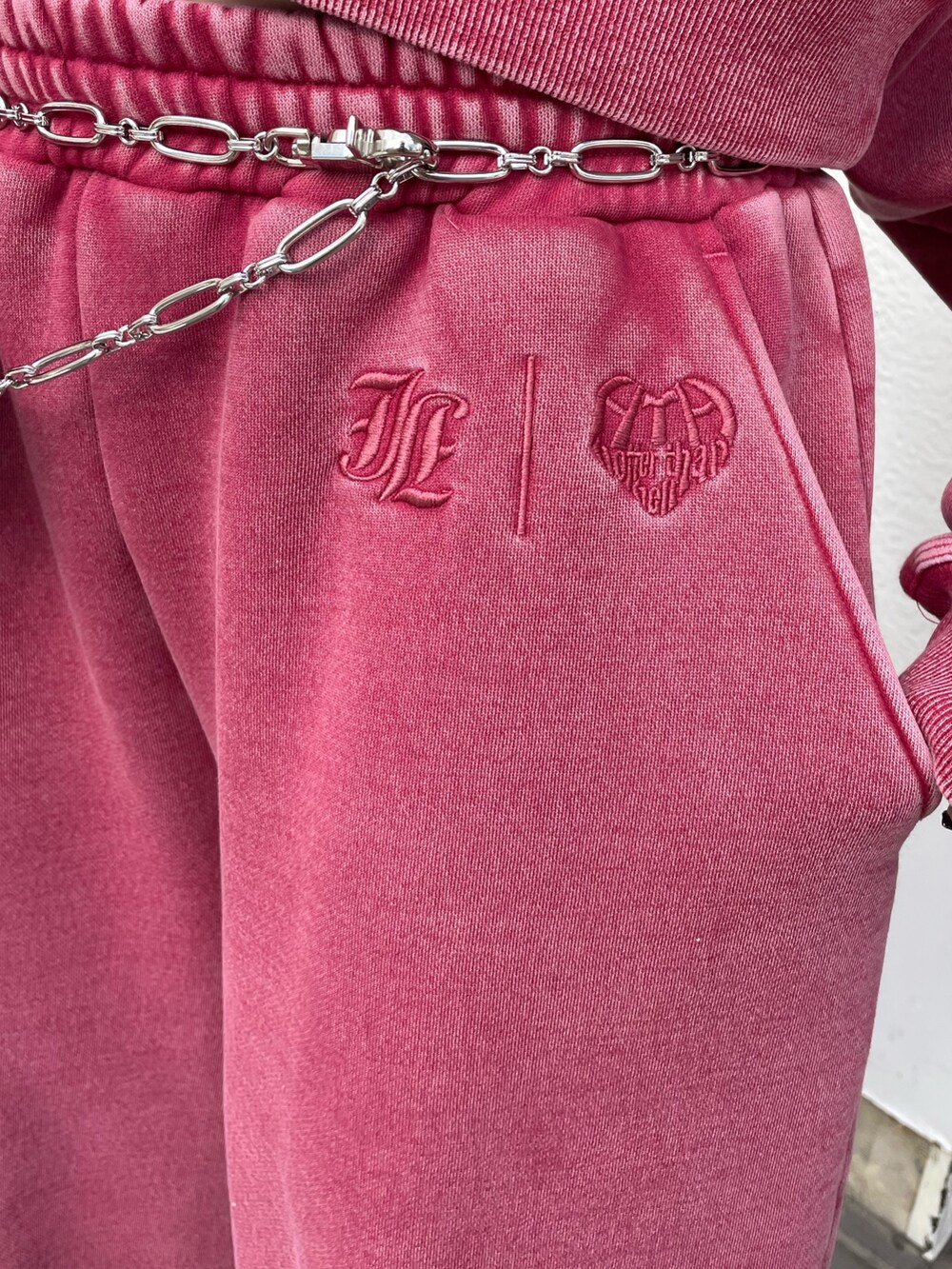 ピンク系のスウェット、ブラック系のその他シューズ、ピンク系のスウェットパンツを着用したレディースの冬コーディネートの6枚目の写真