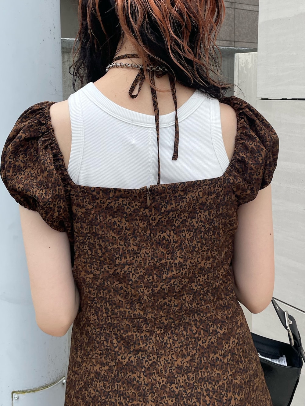 ブラウン系のワンピース、ホワイト系のタンクトップ、ブラック系のハンドバッグを着用したレディースの夏コーディネートの7枚目の写真