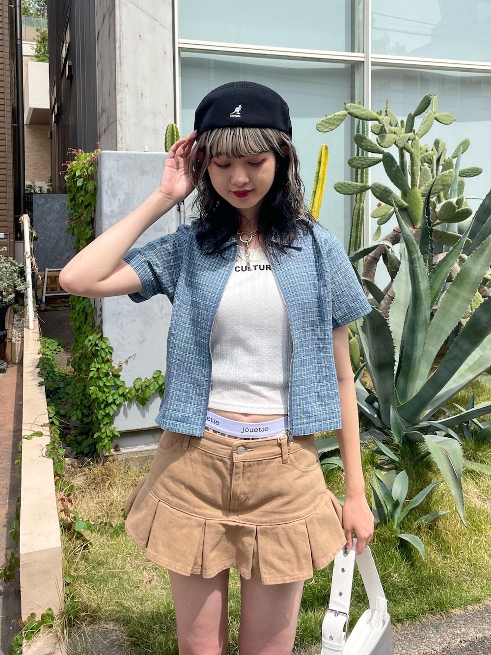 ブルー系のシャツ/ブラウス、ホワイト系のタンクトップ、ベージュ系のデニムパンツを着用したレディースの春コーディネートの4枚目の写真