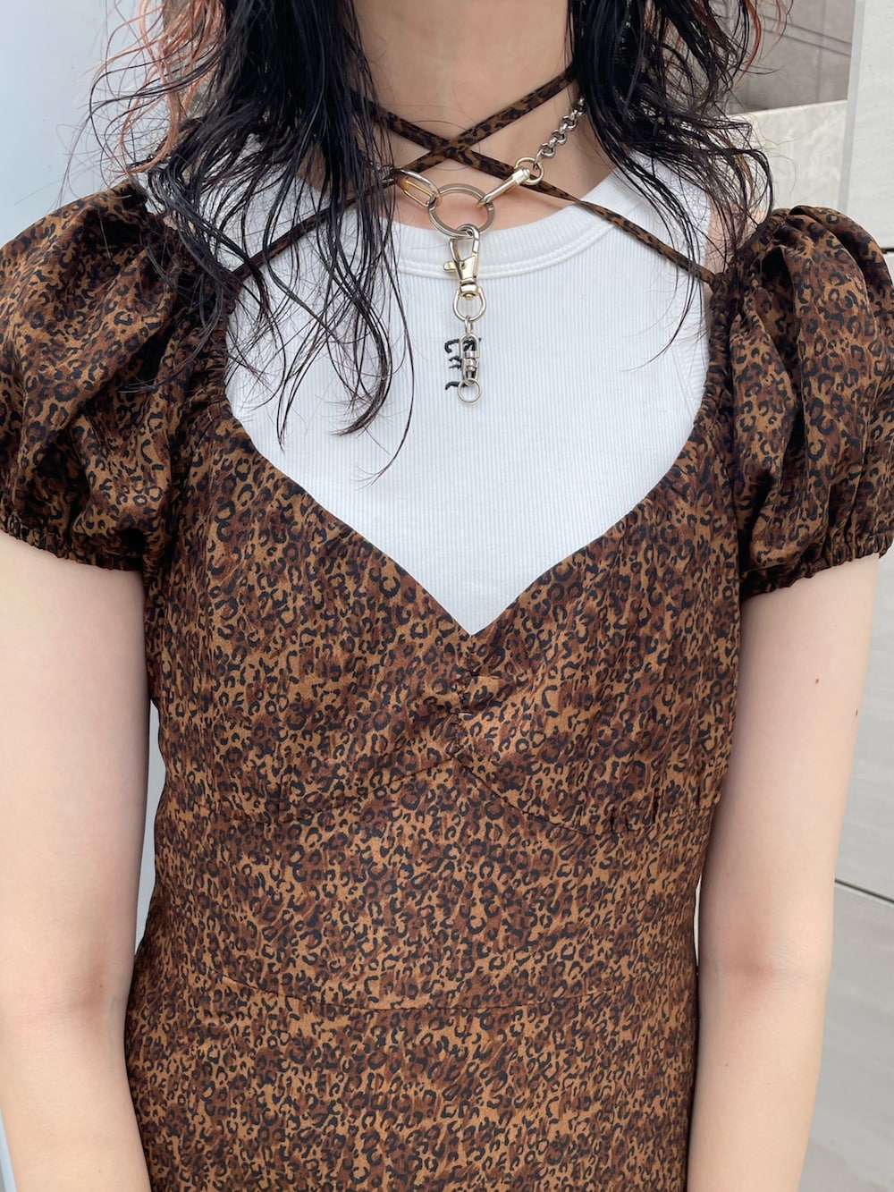 ブラウン系のワンピース、ホワイト系のタンクトップ、ブラック系のハンドバッグを着用したレディースの夏コーディネートの6枚目の写真