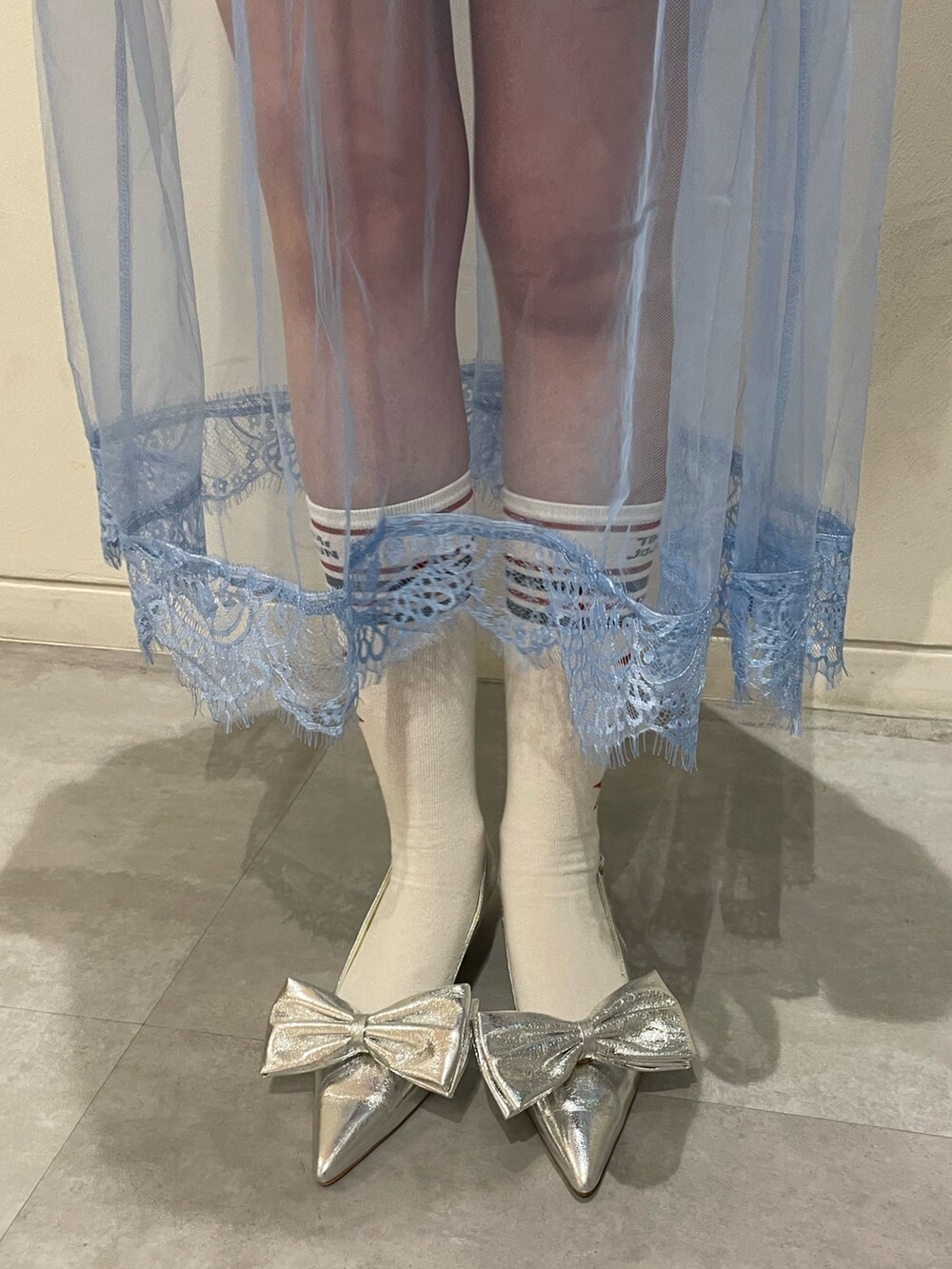 シルバー系のショルダーバッグ、シルバー系のパンプス、ブルー系のワンピースを着用したレディースの春コーディネートの7枚目の写真