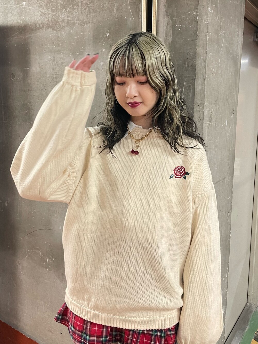 レッド系のその他パンツ、ブラック系のショルダーバッグ、ブラック系のブーツを着用したレディースの冬コーディネートの4枚目の写真