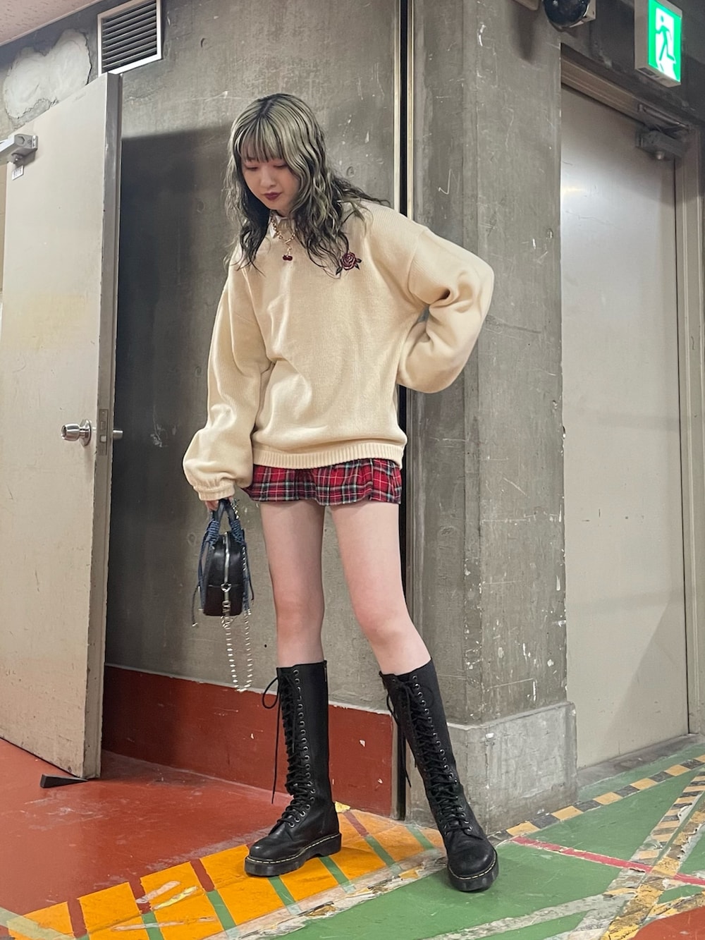 レッド系のその他パンツ、ブラック系のショルダーバッグ、ブラック系のブーツを着用したレディースの冬コーディネートの2枚目の写真
