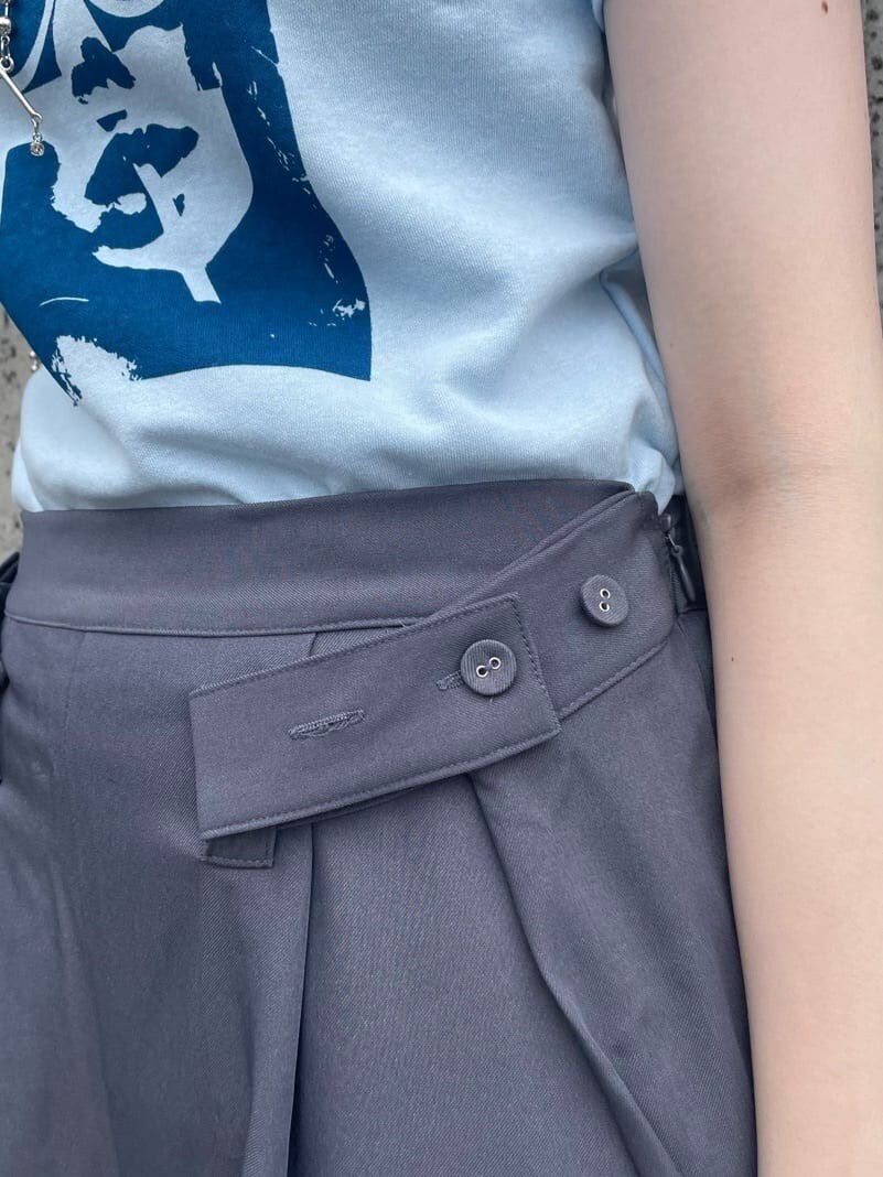 その他のトートバッグ、ブルー系のTシャツ/カットソー、グレー系のその他パンツを着用したレディースの春コーディネートの6枚目の写真