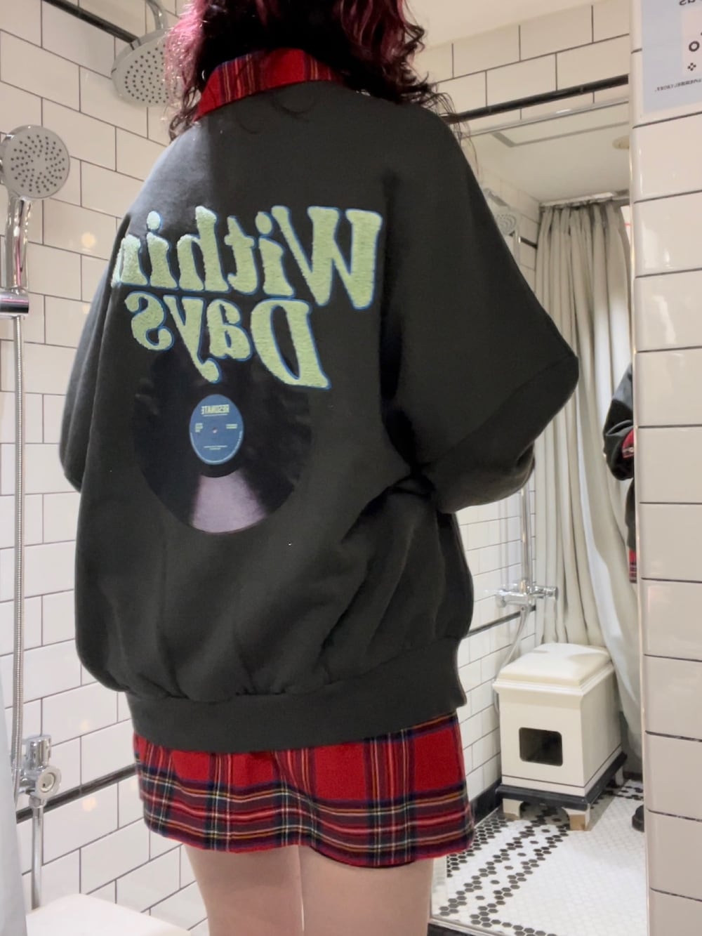 ブラック系のTシャツ/カットソー、レッド系のワンピース、ブラック系のブーツを着用したレディースの秋コーディネートの5枚目の写真