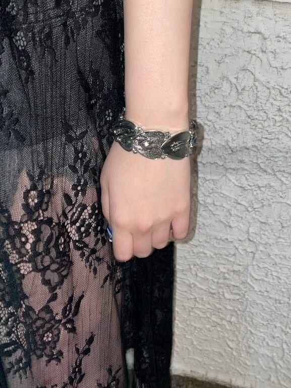 ブラック系のブーツ、ブラック系のデニムパンツ、ブラック系のワンピースを着用したレディースの春コーディネートの9枚目の写真