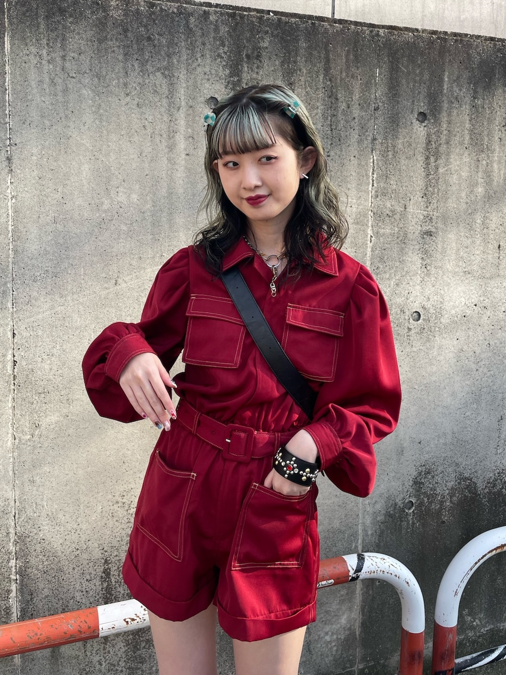 ブラック系のサンダル、レッド系のつなぎ/オールインワン、ブラック系のショルダーバッグを着用したレディースの春コーディネートの4枚目の写真