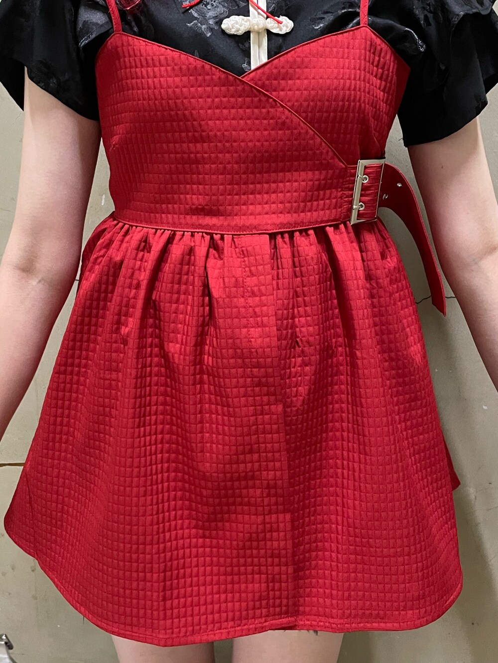 レッド系のキャミソール、ブラック系のシャツ/ブラウス、シルバー系のハンドバッグを着用したレディースの夏コーディネートの5枚目の写真