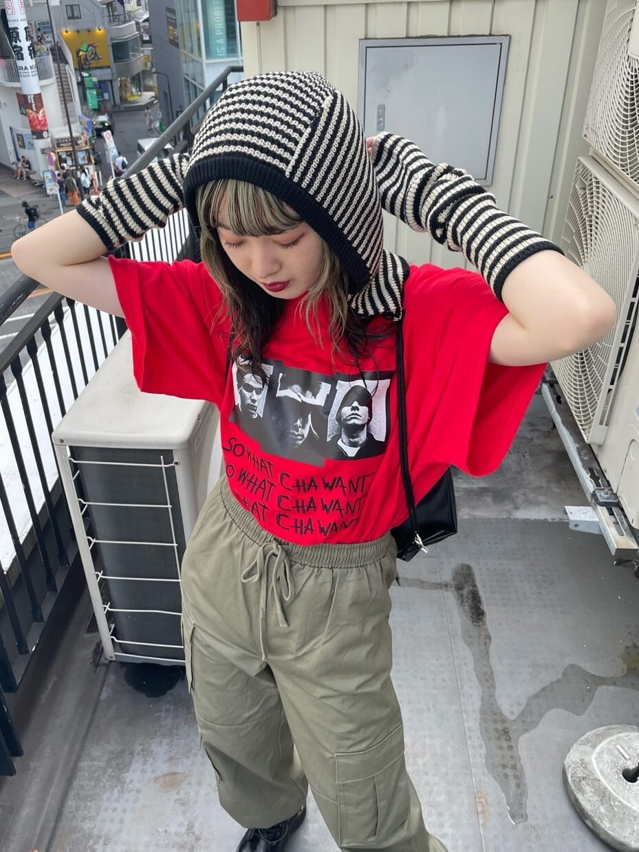 ブラック系のその他シューズ、ブラック系のバックパック/リュック、ベージュ系のカーゴパンツを着用したレディースの夏コーディネートの5枚目の写真