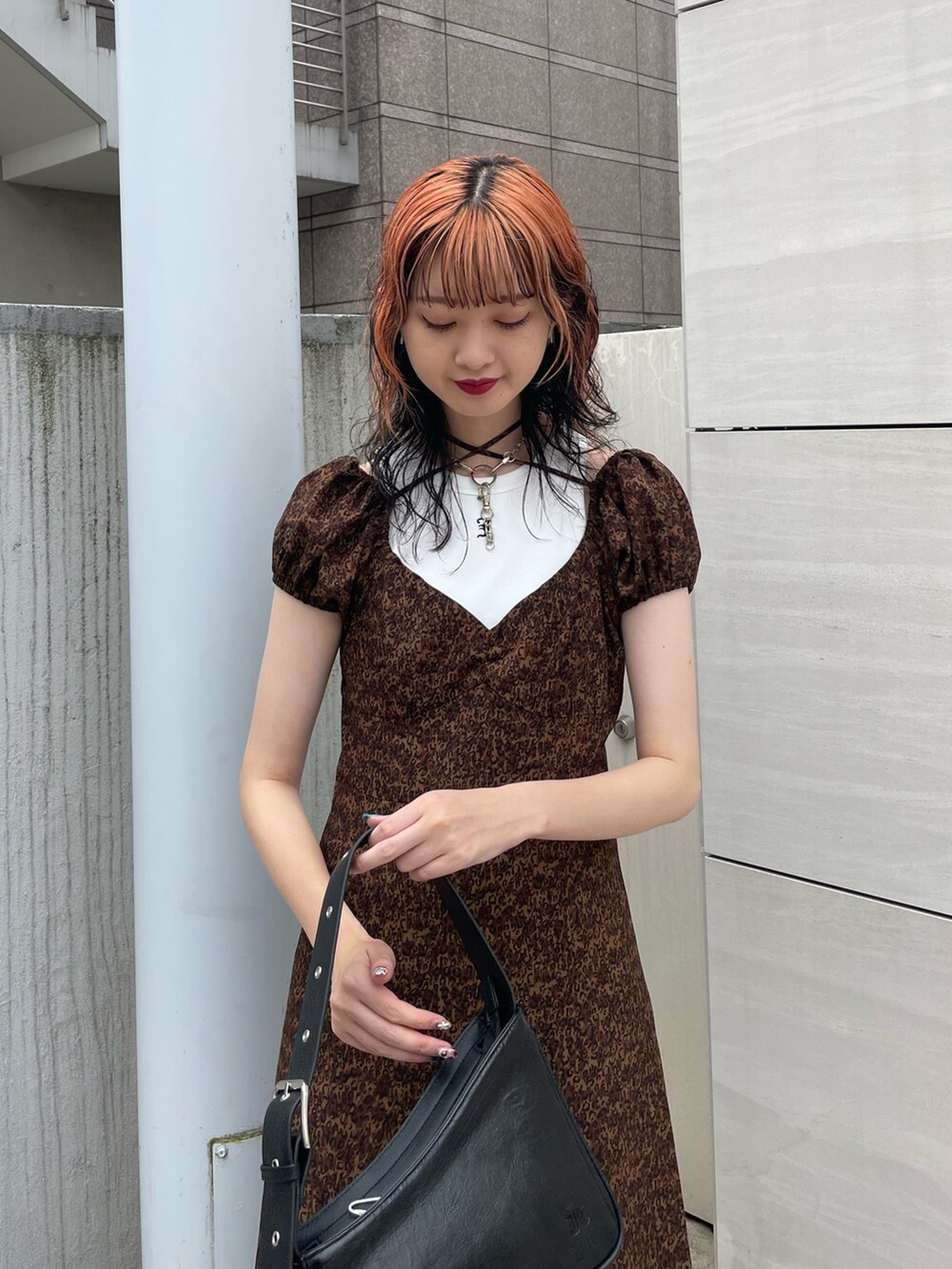 ブラウン系のワンピース、ホワイト系のタンクトップ、ブラック系のハンドバッグを着用したレディースの夏コーディネートの5枚目の写真