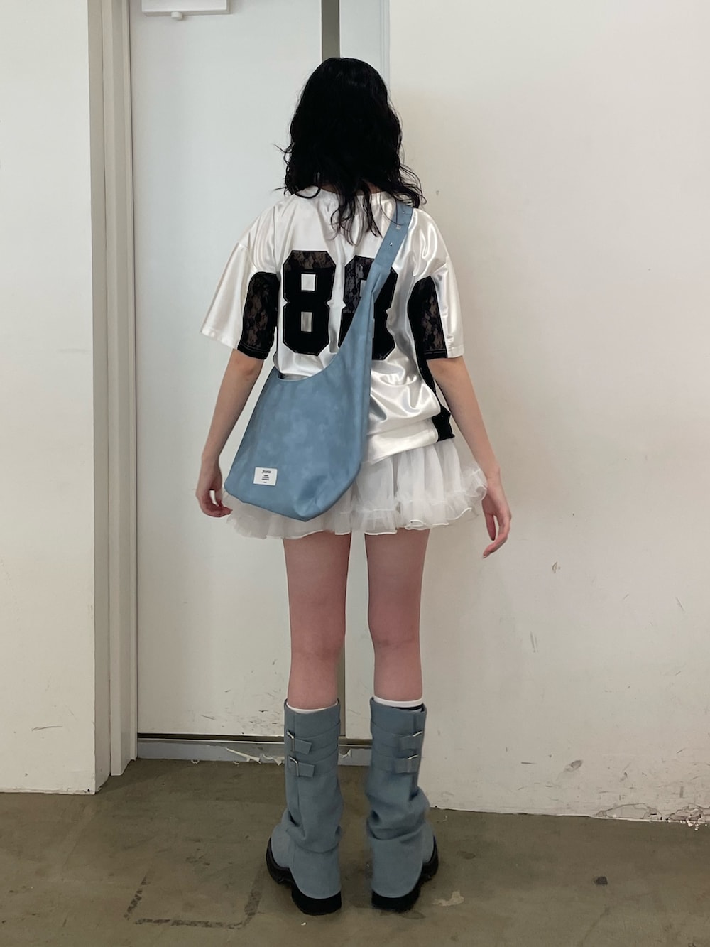 ホワイト系のTシャツ/カットソー、ブルー系のショルダーバッグ、ホワイト系のスカートを着用したレディースの春コーディネートの3枚目の写真