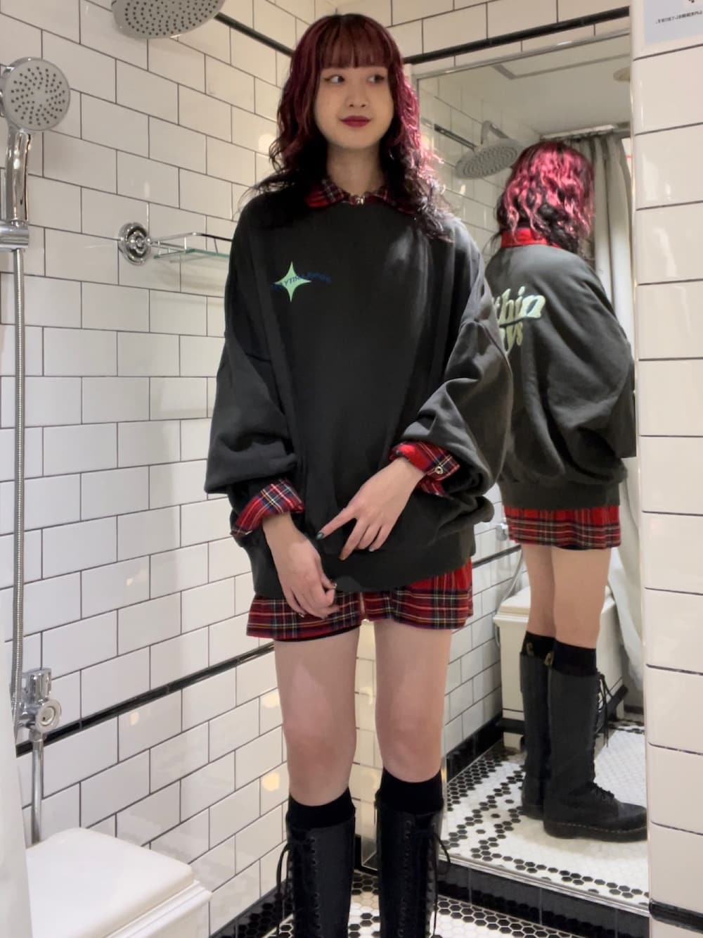 ブラック系のTシャツ/カットソー、レッド系のワンピース、ブラック系のブーツを着用したレディースの秋コーディネートの2枚目の写真