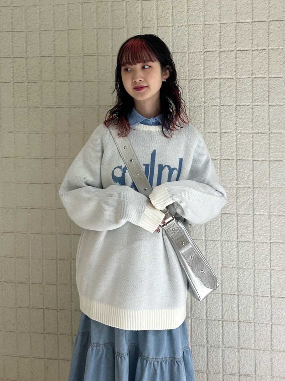 ホワイト系のニット/セーター、ブルー系のシャツ/ブラウス、シルバー系のショルダーバッグを着用したレディースの冬コーディネートの3枚目の写真
