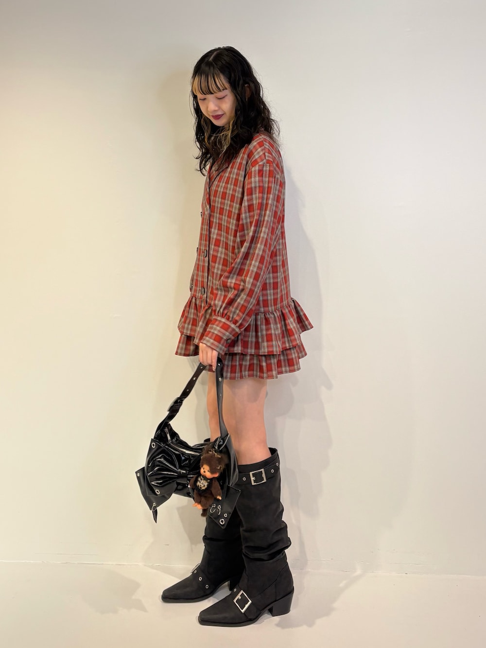 ホワイト系のシャツ/ブラウス、ブラック系のネクタイ、レッド系のワンピースを着用したレディースの冬コーディネートの3枚目の写真