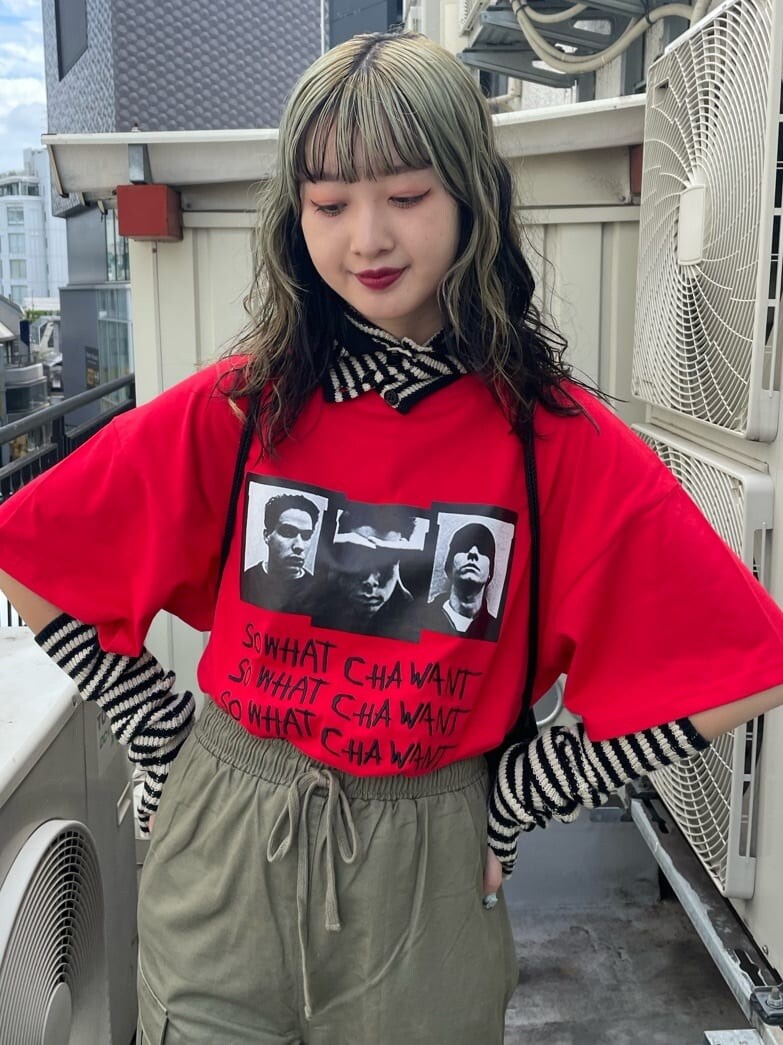 ブラック系のその他シューズ、ブラック系のバックパック/リュック、ベージュ系のカーゴパンツを着用したレディースの夏コーディネートの4枚目の写真