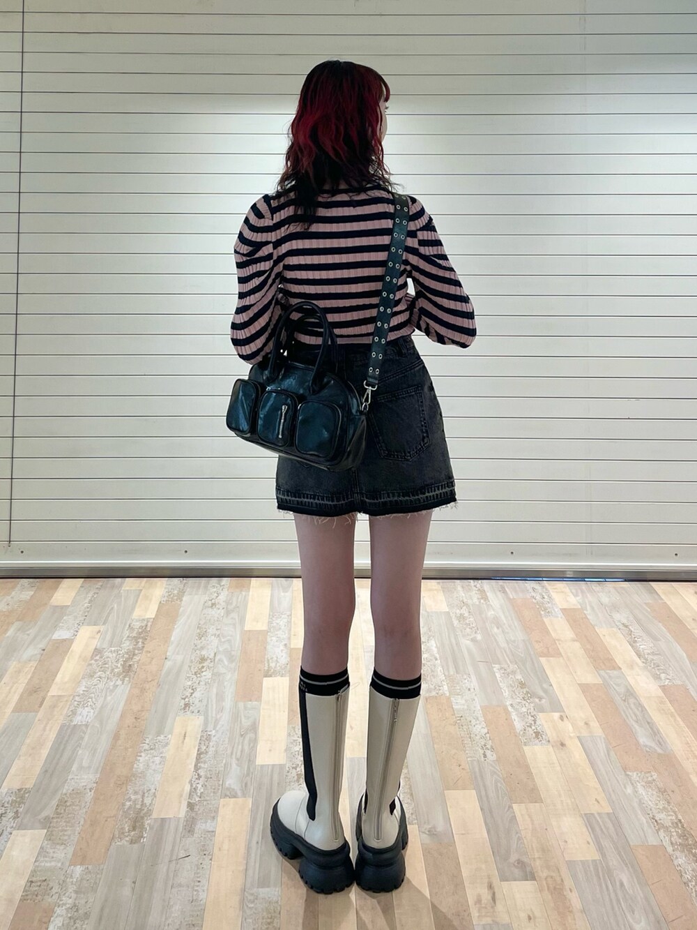 ピンク系のニット/セーター、ホワイト系のタンクトップ、ブラック系のボストンバッグを着用したレディースの冬コーディネートの3枚目の写真