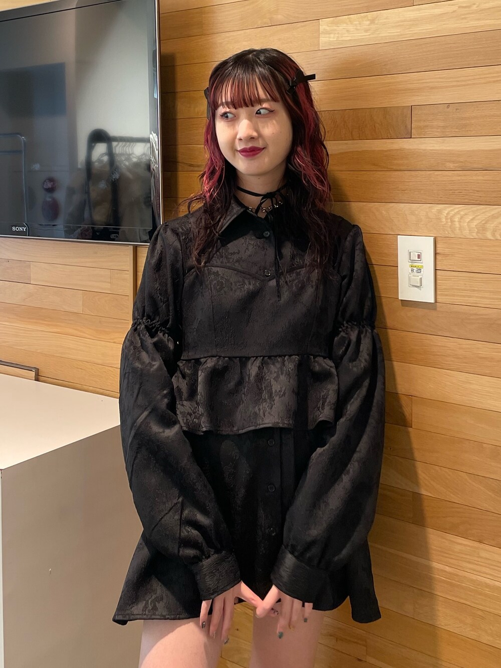 ブラック系のシャツ/ブラウス、ブラック系のブーツ、ブラック系のネックレスを着用したレディースの冬コーディネートの5枚目の写真