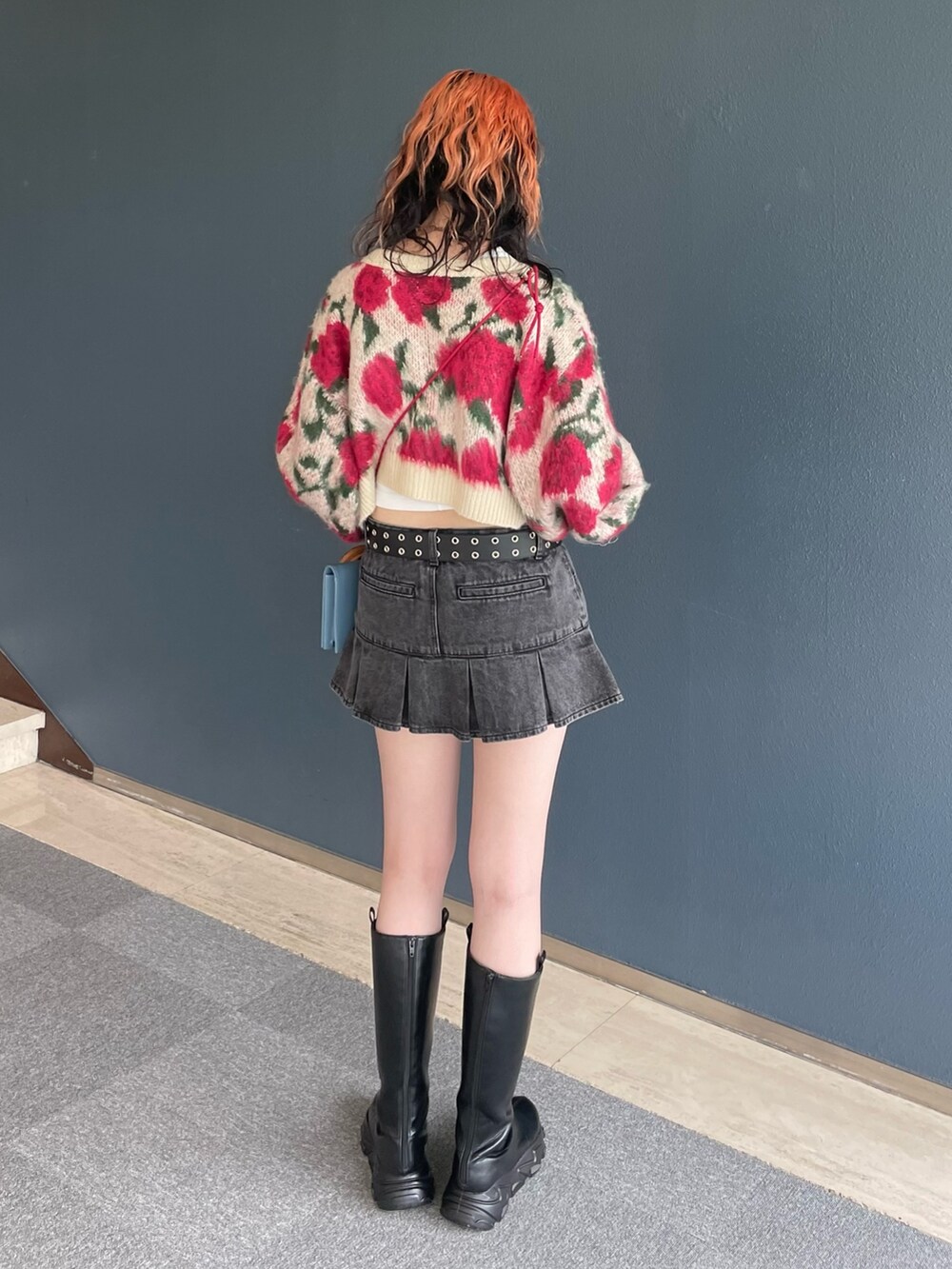 ホワイト系のカーディガン/ボレロ、ホワイト系のタンクトップ、ブラック系のデニムパンツを着用したレディースの夏コーディネートの3枚目の写真