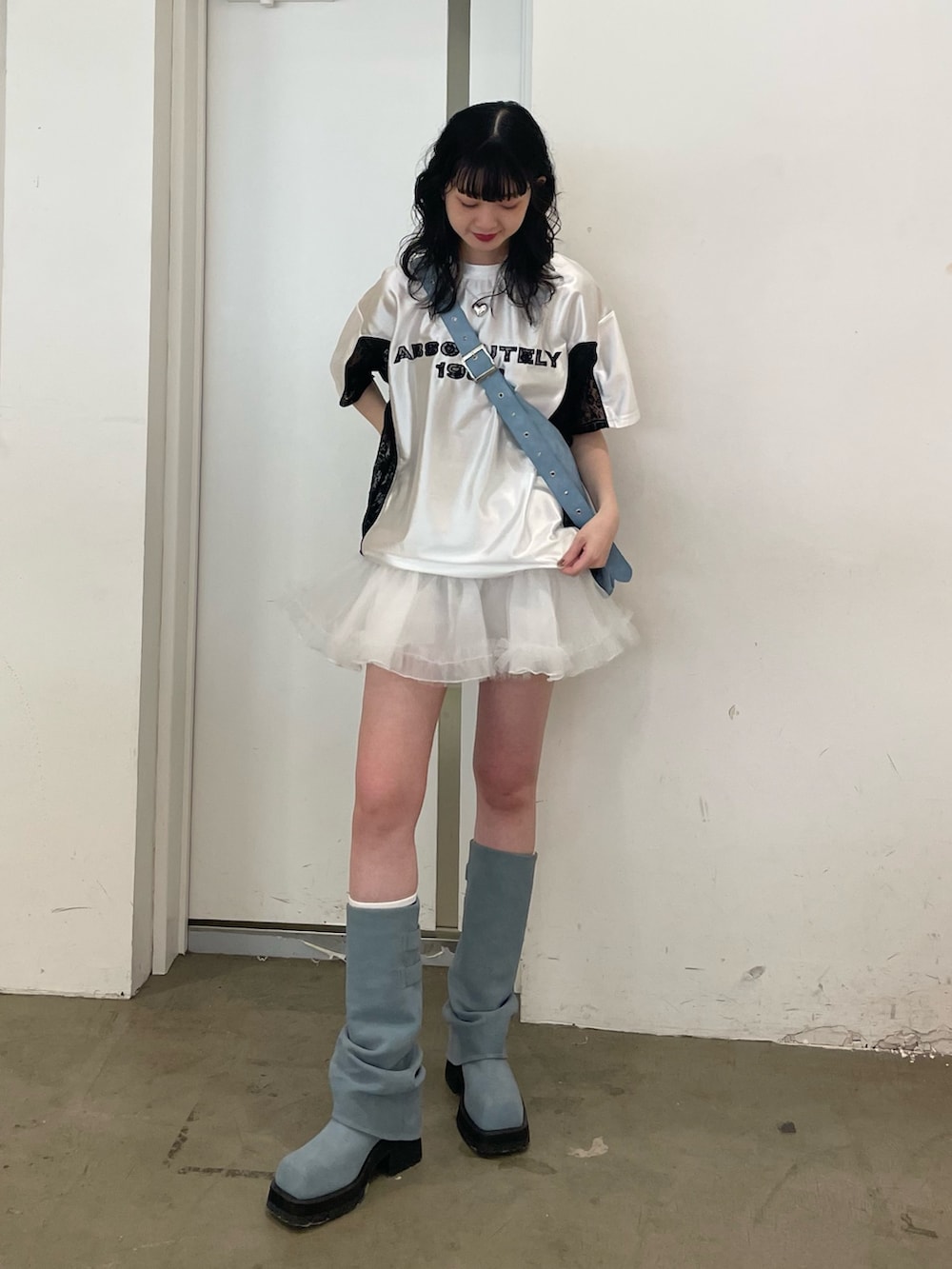 ホワイト系のTシャツ/カットソー、ブルー系のショルダーバッグ、ホワイト系のスカートを着用したレディースの春コーディネートの2枚目の写真