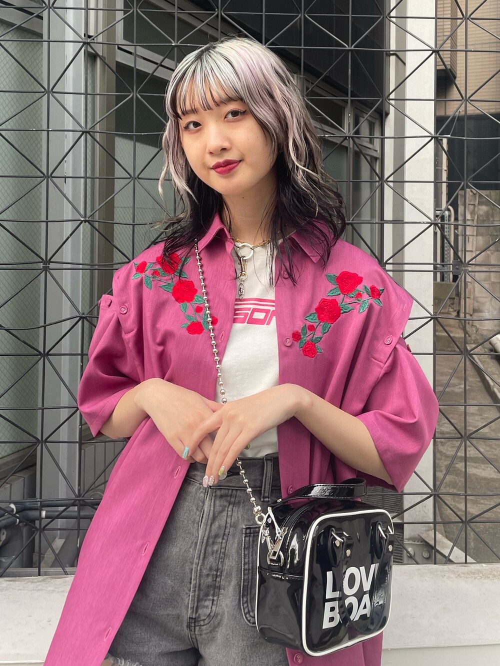 ピンク系のシャツ/ブラウス、ホワイト系のTシャツ/カットソー、ブラック系のデニムパンツを着用したレディースの春コーディネートの4枚目の写真