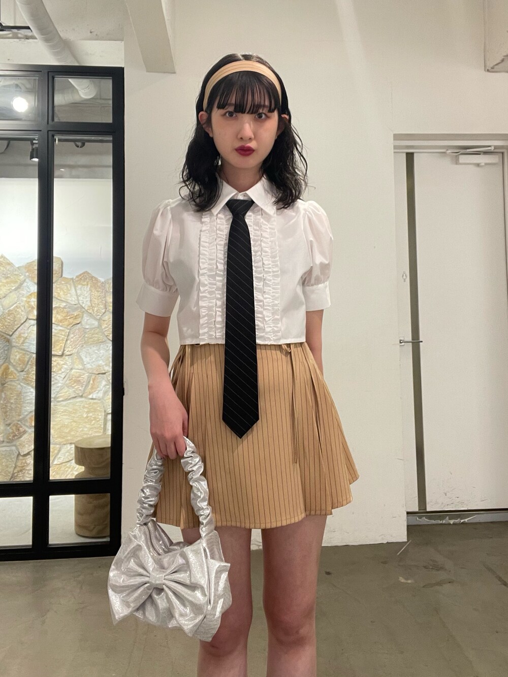 ベージュ系のその他パンツ、ホワイト系のシャツ/ブラウス、ベージュ系のスカートを着用したレディースの冬コーディネートの4枚目の写真