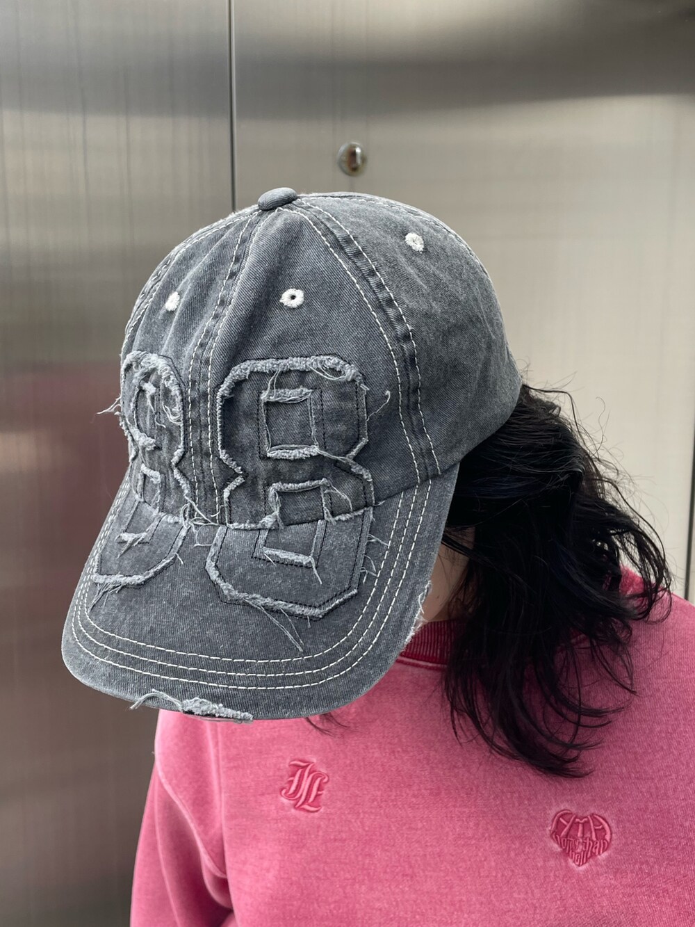 ピンク系のスウェット、ブラック系のその他シューズ、ピンク系のスウェットパンツを着用したレディースの冬コーディネートの8枚目の写真