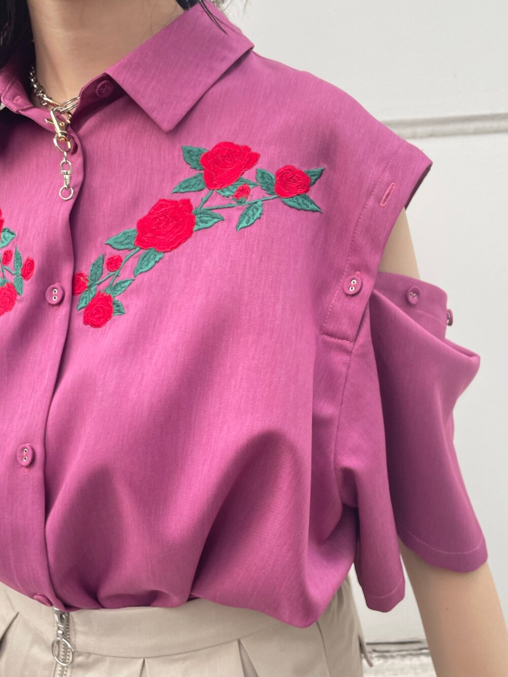 ピンク系のシャツ/ブラウス、ホワイト系のその他パンツ、ブラック系のハンドバッグを着用したレディースの春コーディネートの5枚目の写真