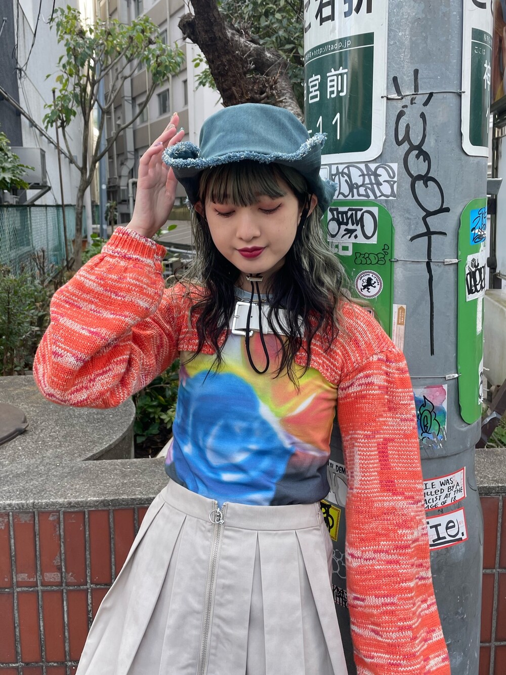 ブラック系のTシャツ/カットソー、オレンジ系のニット/セーター、ホワイト系のその他パンツを着用したレディースの冬コーディネートの5枚目の写真