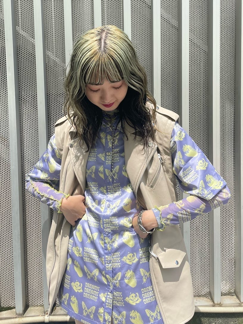 ブラック系のブーツ、パープル系のシャツ/ブラウス、パープル系のその他トップスを着用したレディースの夏コーディネートの4枚目の写真