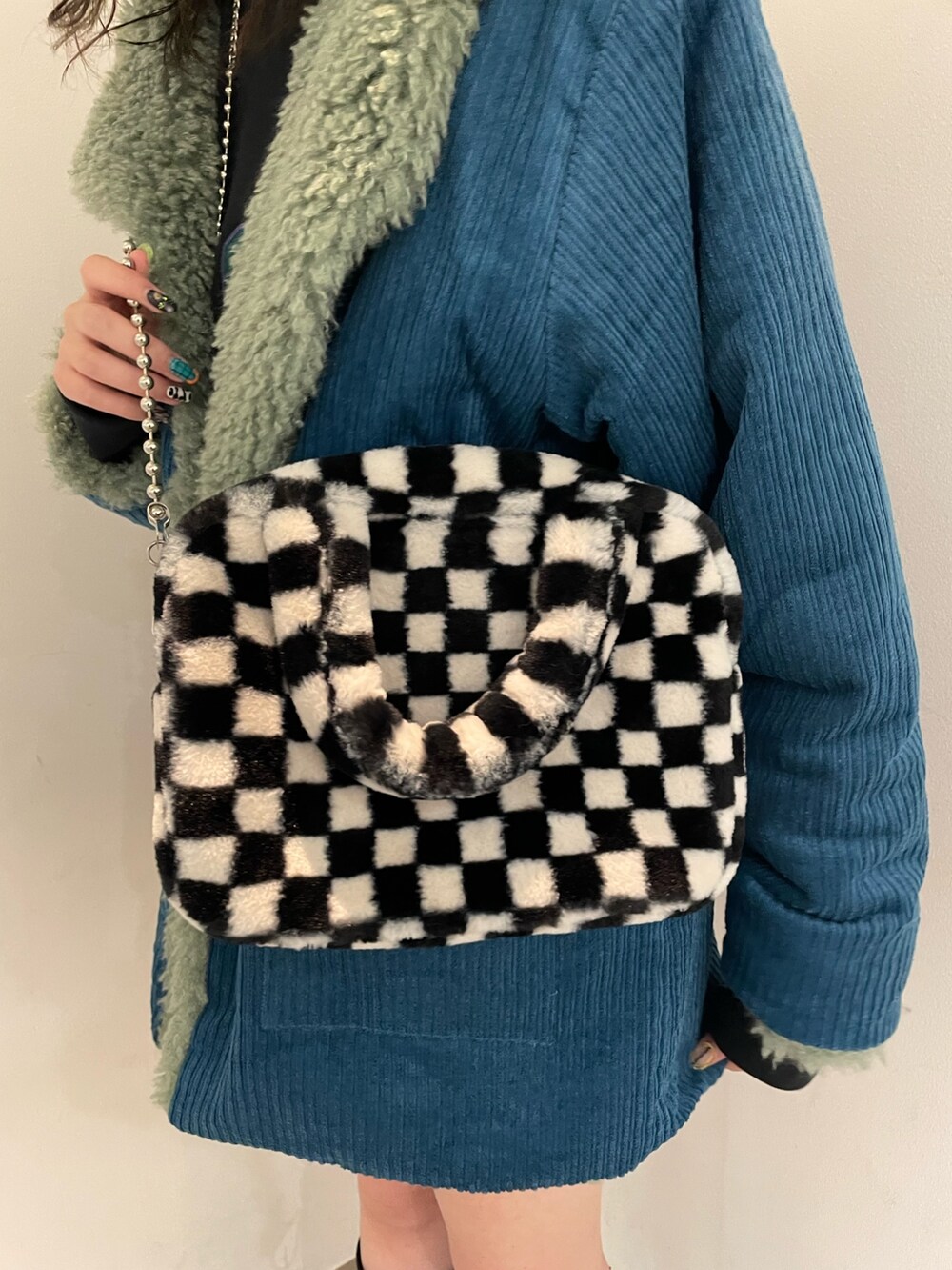 ブラック系のスウェット、ブラック系のボストンバッグ、ブラック系のブーツを着用したレディースの秋コーディネートの8枚目の写真