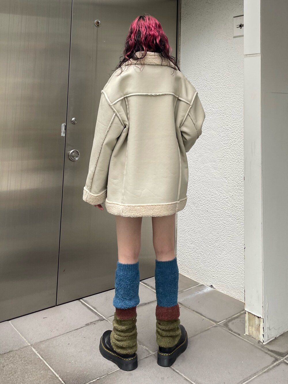 ブルー系のその他パンツ、ブラック系のブーツ、ホワイト系のムートンコートを着用したレディースの秋コーディネートの4枚目の写真